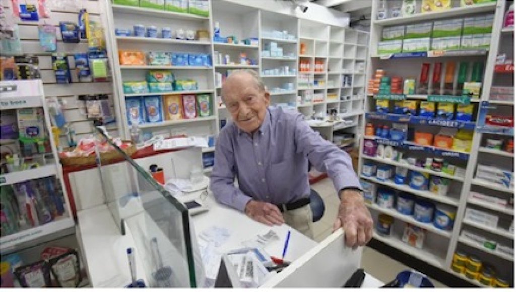 Tiene 100 años, el domingo pasado fue a votar y hace poco renovó el registro de conductor