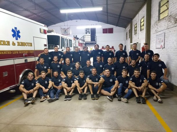 Los bomberos voluntarios de Pellegrini llenan piletas a cambio de combustible: "Nuestra realidad no escapa a la del resto del país y faltan subsidios"