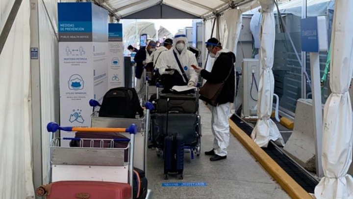 Variante Delta en Córdoba: Investigan a casi mil personas debido al pasajero cordobés que no respetó el aislamiento luego de volver de Perú
