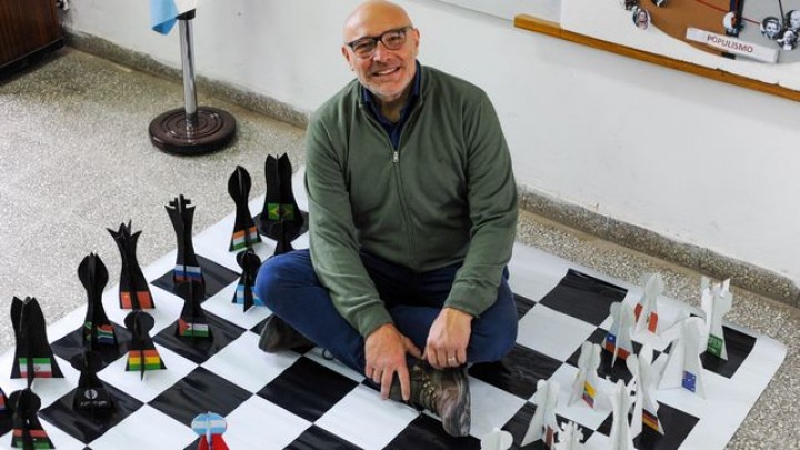 Un profesor de historia inventó diversos juegos para enseñar en un secundario