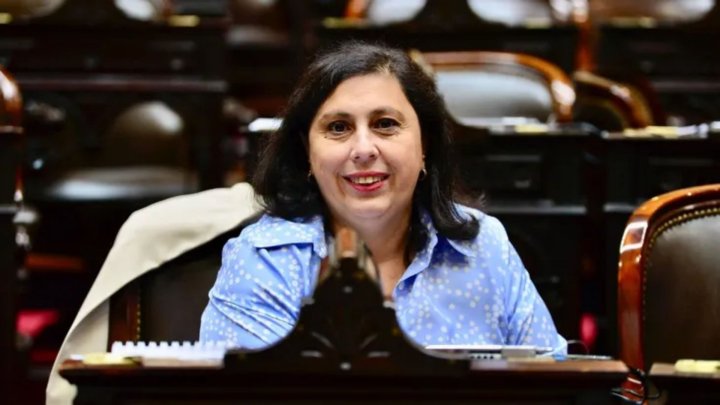 Paula Oliveto: &quot;En el acto de ayer, Milei me pareció un presidente fugado de la realidad&quot;