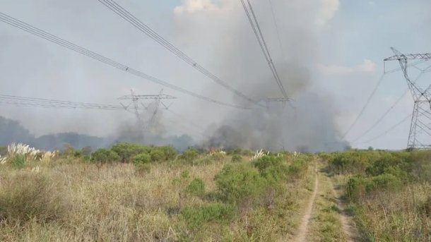 Daiana Costichi, periodista de Campana: "Es difícil que el fuego llegue a los cables de alta tensión"