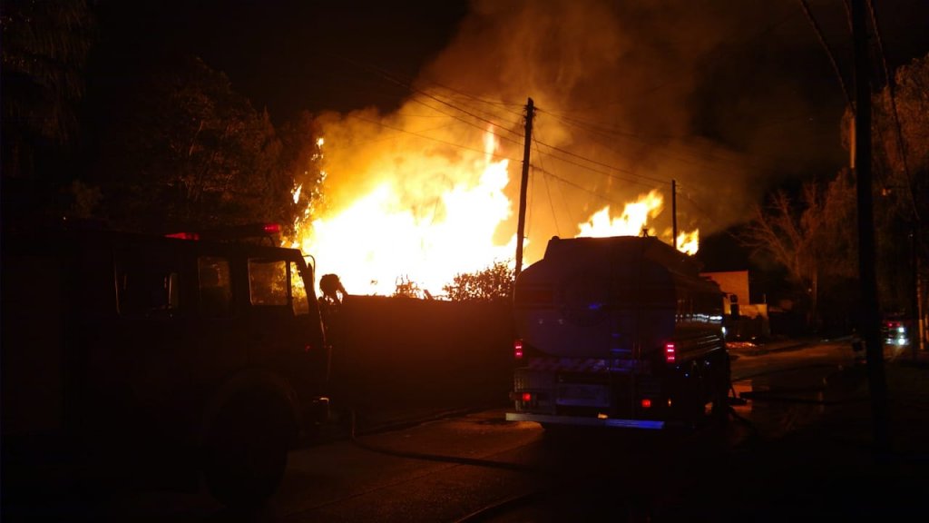 Voraz incendio en una fábrica de Pallets generó pánico en Luis Guillón y dejó sin luz a 15 manzanas