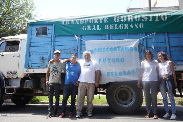 La historia del fletero que lleva los muebles gratis a los estudiantes que van a La Plata.