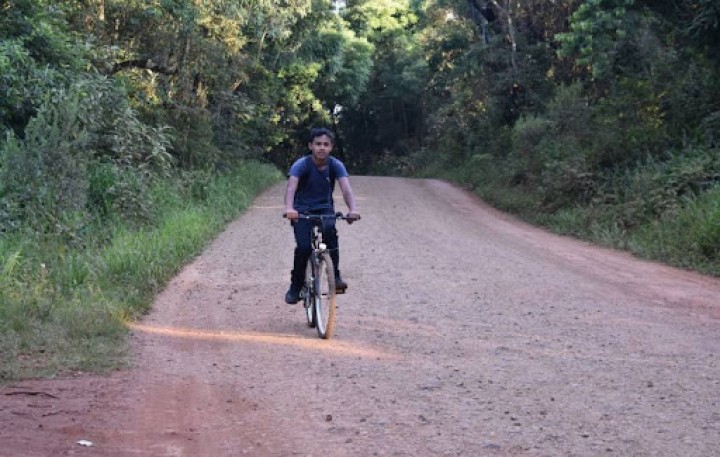 Le regalaron una bicicleta a un alumno para que no camine 15km hasta la escuela