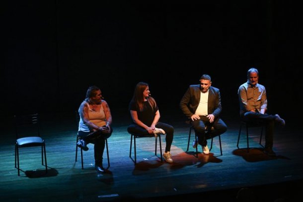 AMIA presenta “La silla vacía”, una experiencia teatral protagonizada por familiares de las víctimas: "Somos lo que decidimos recordar"