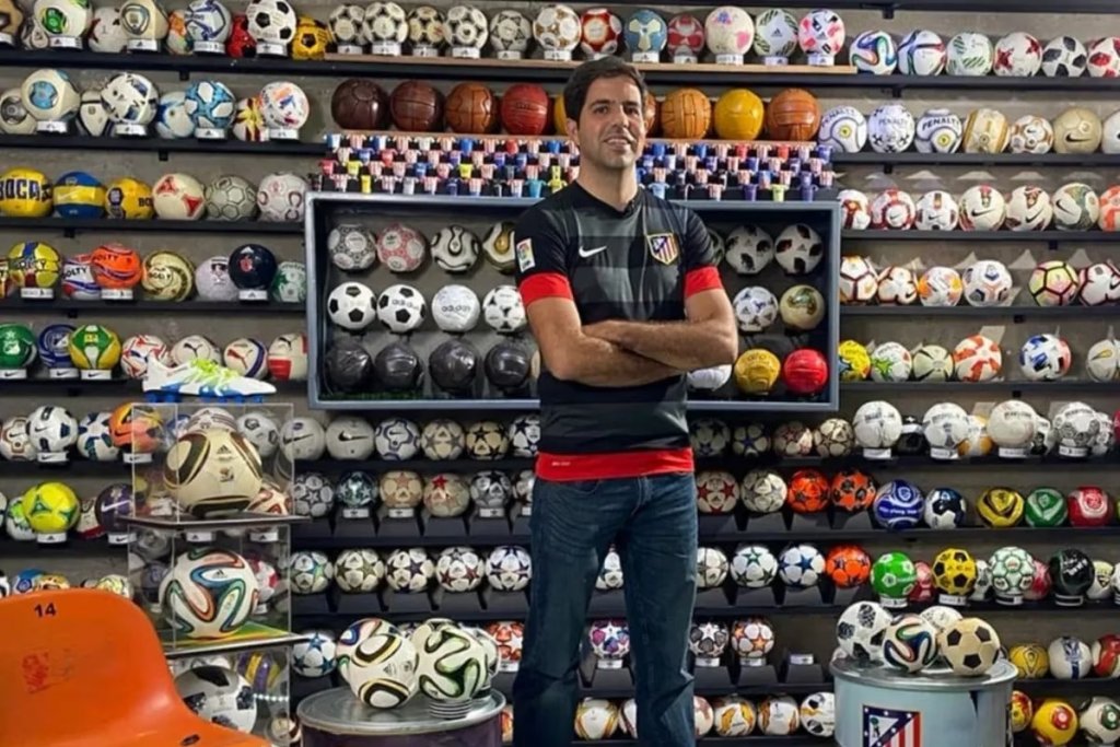 Tiene el récord Guinness en colección de pelotas de fútbol : “Mi mujer me dijo que iba ser padre con una pelota&quot;