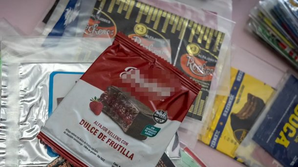 Lukas Accinelli, coleccionista de envoltorios de alfajores: “El 70% me los comí, unos pocos me encontré en la calle y también me regalaron”