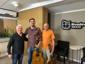 Dos guitarristas que tocan tango