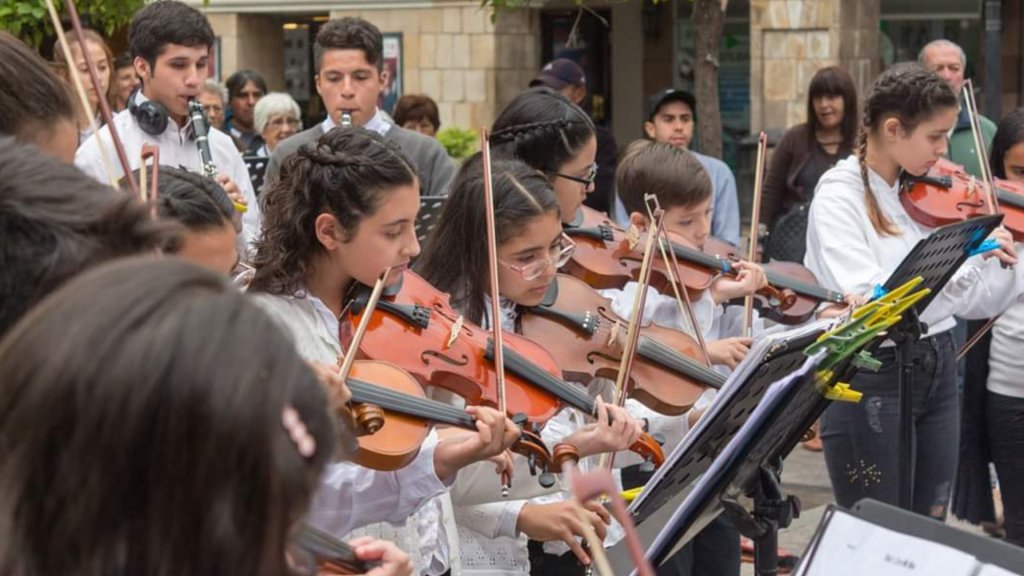 La historia de Carolina Pineda: De vivir en Barcelona a dirigir la Orquesta Sinfónica Infantil y Juvenil de Salta