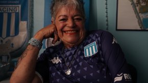 María Cristina Villanueva: Es socia de Racing desde 1966, viajó en un barco a vapor para verlo campeón e hizo de su casa un santuario