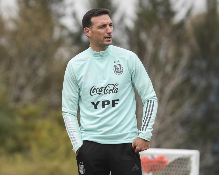 Scaloni no viajará a Chile con la Selección por dar positivo en coronavirus