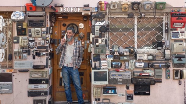 Nostalgia pura: colecciona objetos retro y los exhibe en la fachada de su casa