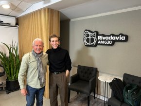 Fue finalista de "La Voz Argentina" y canta canciones de Frank Sinatra
