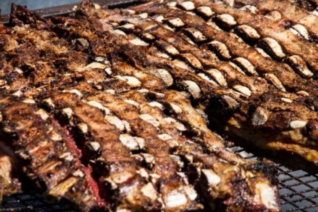 Organizó un asado solidario tras las críticas del cura Olveira a los votantes de Milei