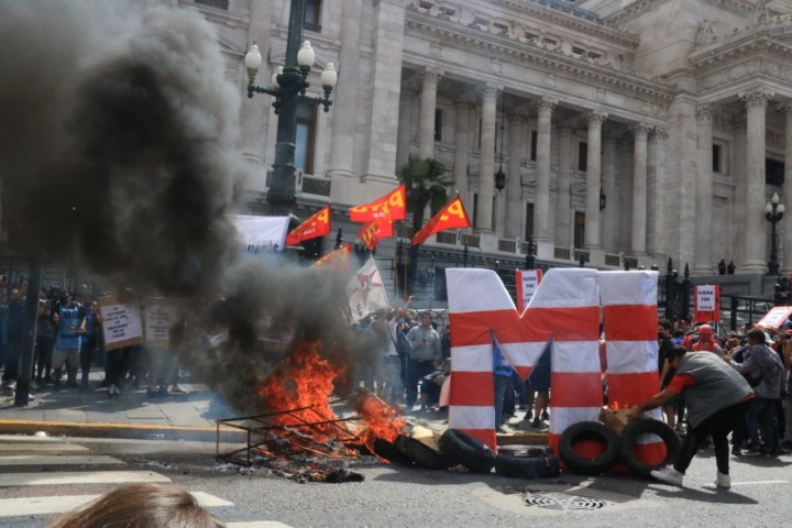 Tensi&oacute;n e incidentes en la puerta del Congreso mientras se discute el acuerdo con el FMI