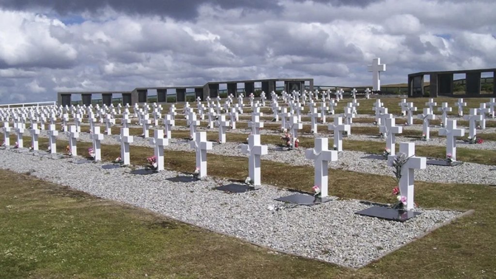 El Gobierno quitó los vuelos humanitarios para ir al cementerio de Puerto Argentino, en las Malvinas