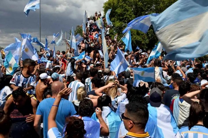 Esteban Di Paola, soci&oacute;logo: "El fervor popular que se vio no quiere decir que vamos a vivir en un pa&iacute;s mejor"