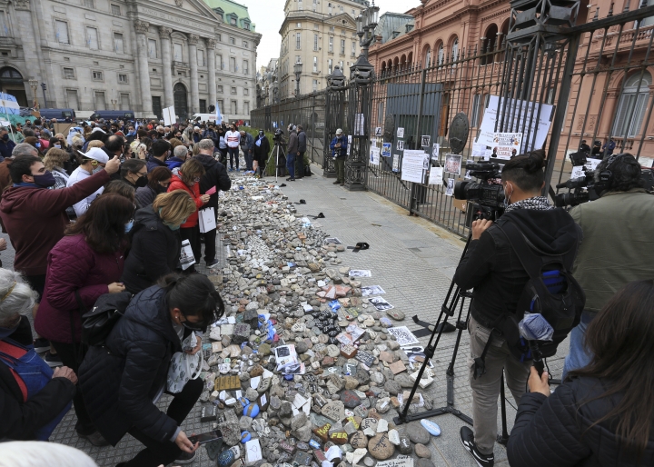 Se realizó la Marcha de las Piedras en homenaje a los fallecidos por coronavirus