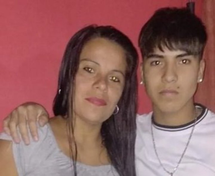 Asesinato de un joven en banda en Jesús María: "Mi hijo fue a buscar su gorra, nos golpearon a todos y le cortaron el cuello con algo punzante"