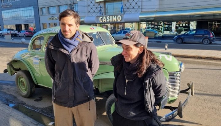 Quieren ir de Ushuaia a Alaska en una réplica de un auto de Fangio