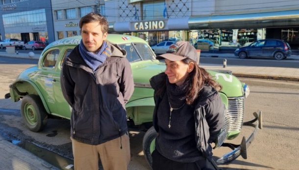 Quieren ir de Ushuaia a Alaska en una réplica de un auto de Fangio