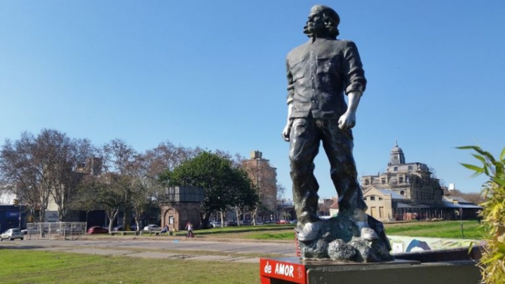 Un grupo de jóvenes de Rosario junta firmas para sacarle la ciudadanía ilustre al 'Che' Guevara: "No creemos que nos represente para nada"