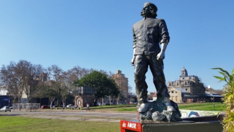 Un grupo de jóvenes de Rosario junta firmas para sacarle la ciudadanía ilustre al 'Che' Guevara: "No creemos que nos represente para nada"