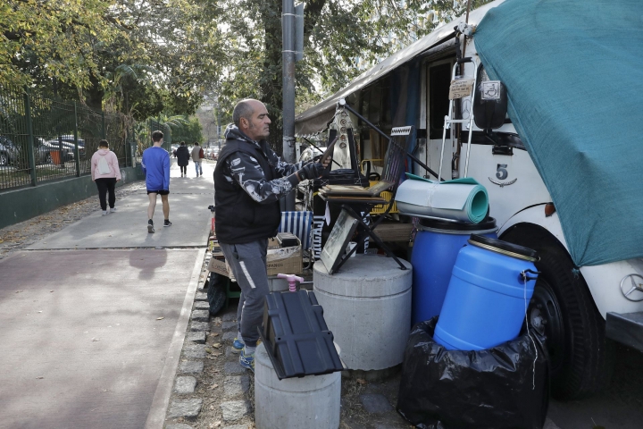 La historia de Marcelo: se quedó sin trabajo y vive en un colectivo