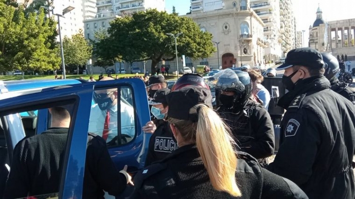 Protesta en Rosario: detuvieron al titular de la agrupación “Médicos por la Verdad”