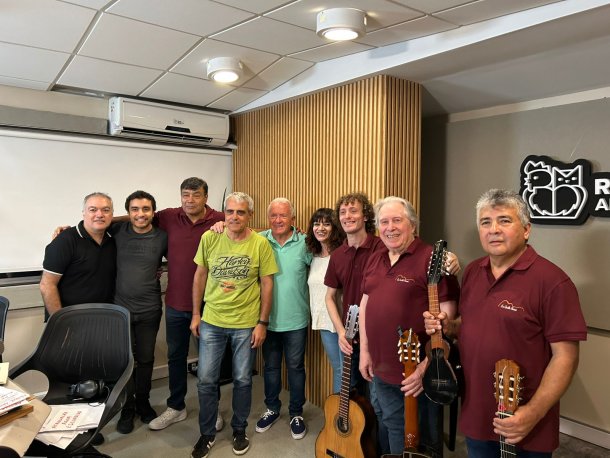 La nueva formación de los Cantores de Quilla Huasi nos deleitó con una guitarreada en vivo