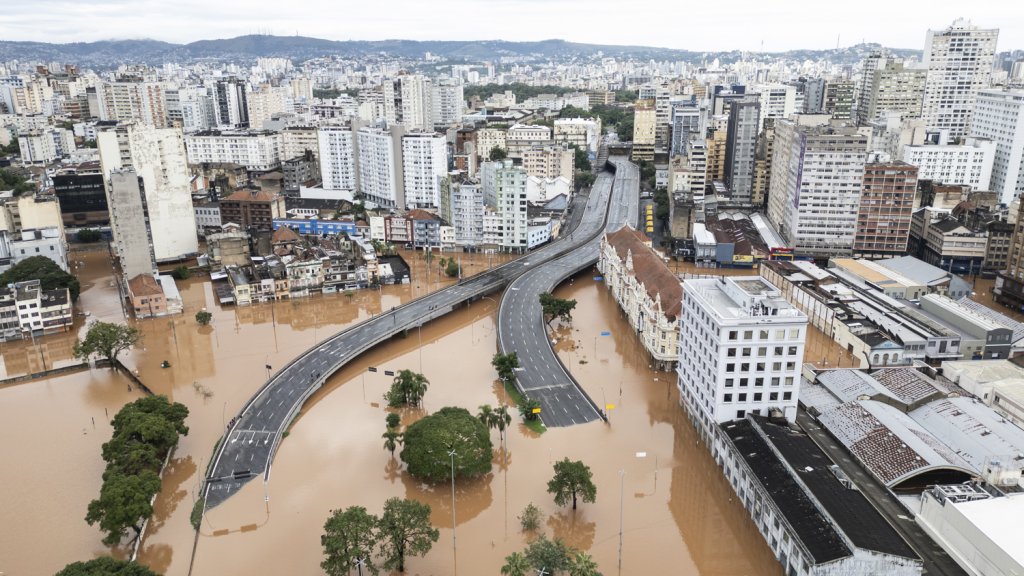 Brasil: 115.000 desalojados y al menos 78 muertos por las inundaciones: &quot;la playa es un campamento de refugiados”