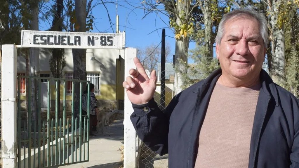 Construyó a pala la primera escuela de Los Hornos: “Donde estábamos no había colegio”