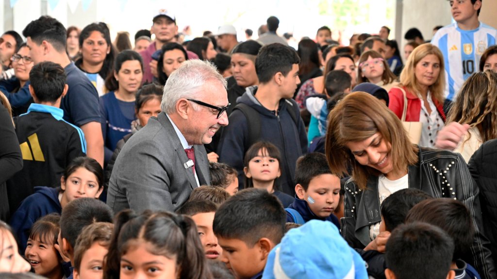 Luis Arocha: Una escuela argentina fue calificada como la mejor del mundo. Trabaja en una escuela en un barrio de niños pobres y los resultados son buenos