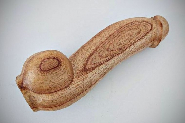 El mejor oferente de los penes de madera que iba a comprar el Gobierno decidió bajarse en la licitación porque "no era un buen negocio"