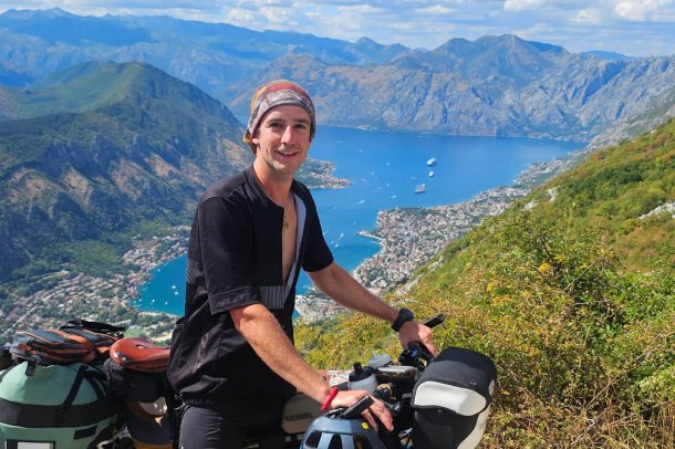 Un ciclista argentino está dando la vuelta al mundo en su bicicleta