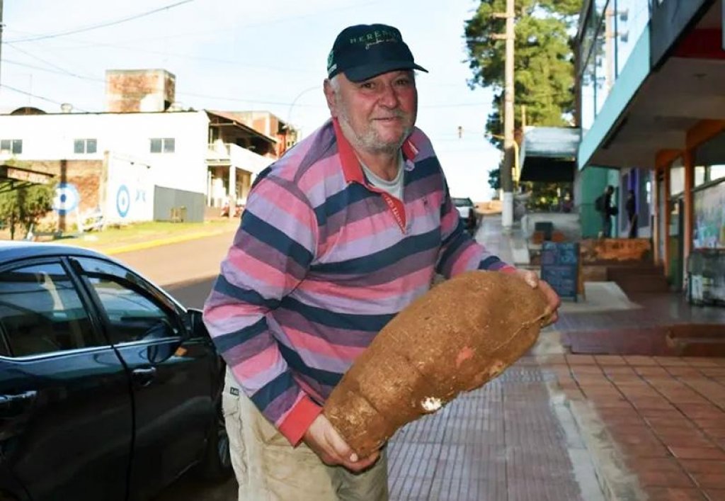 Dialogamos con Miguel Rikaczevski, el chacrero que cosechó una mandioca gigante de 21 kilos