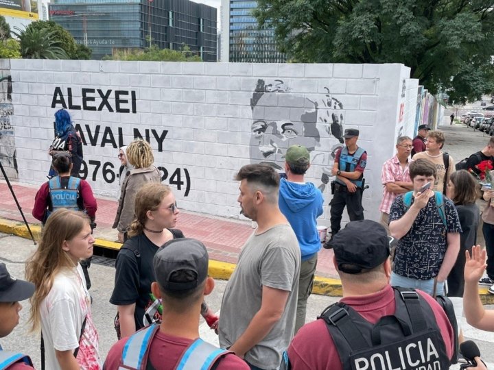 Ekaterina Bazanova, activista rusa: "Creemos que la embajada sab&iacute;a que pintar&iacute;amos el mural de Navalny porque la polic&iacute;a lleg&oacute; antes"