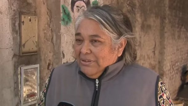 Se hizo cargo de sus tres nietos porque murió la madre y le cortaron el gas: “Caliento agua en una pava eléctrica que me prestaron para bañarlos"”