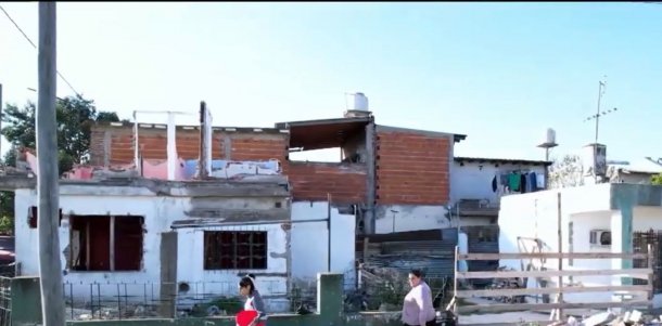 Perdió la casa en una explosión y da clases entre escombros para poder sobrevivir