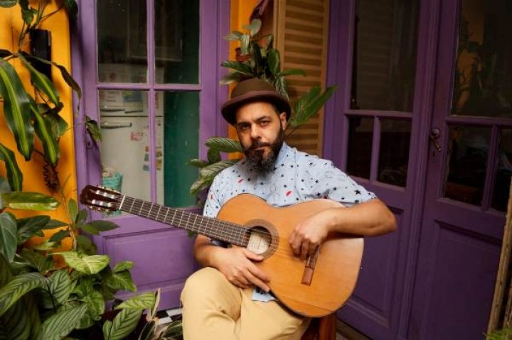 Emanuel Bonaccorso, cantante que trabajó 7 años en las calles de Bs As