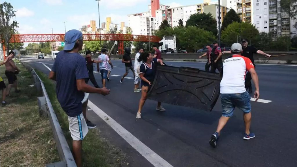 Manifestante de Lugano: &quot;Nos dijeron que se rompió una cisterna&quot;