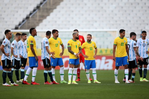 La FIFA decidió que se repita el partido suspendido con Brasil y multó a la Argentina