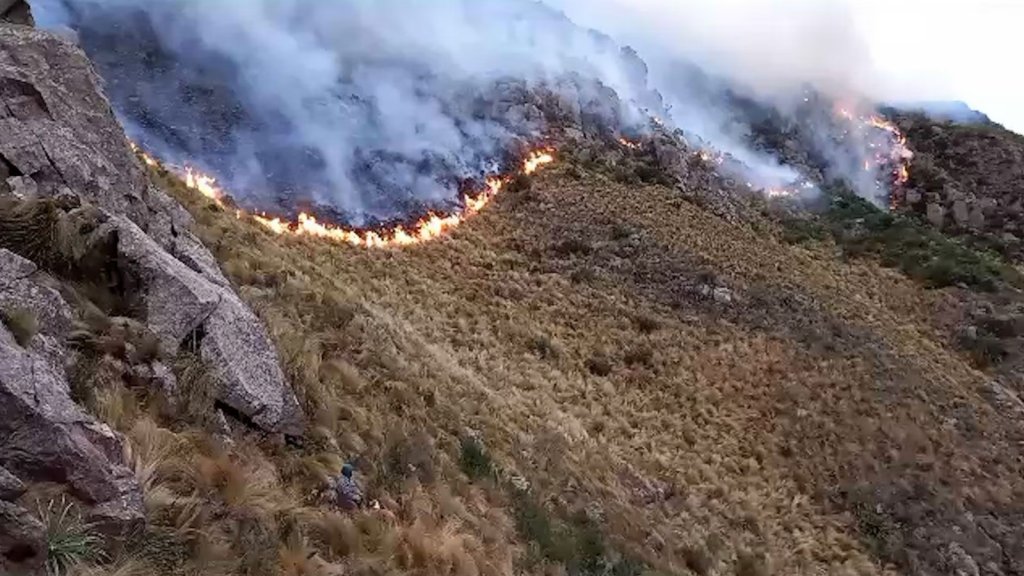 Es bombero voluntario y mientras combatía el fuego en el Uritorco, le desvalijaron la casa