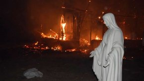 El fotógrafo que tomó la imagen de la virgen que quedó intacta en medio de las llamas en Córdoba: “Paso el fuego y la virgen quedo intacta”