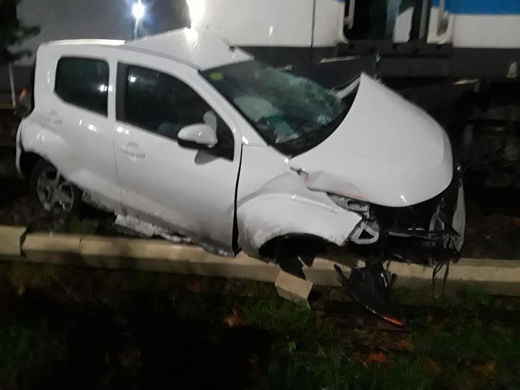Una formación del tren Sarmiento embistió a un auto en la estación Villa Luro