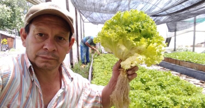 El correntino Daniel Aguilera difunde entre los chicos del conurbano la magia de la hidroponia, que permite obtener alimentos en poco espacio