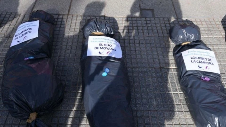 El presidente de Jóvenes Republicanos explicó el significado de las bolsas mortuorias en la marcha