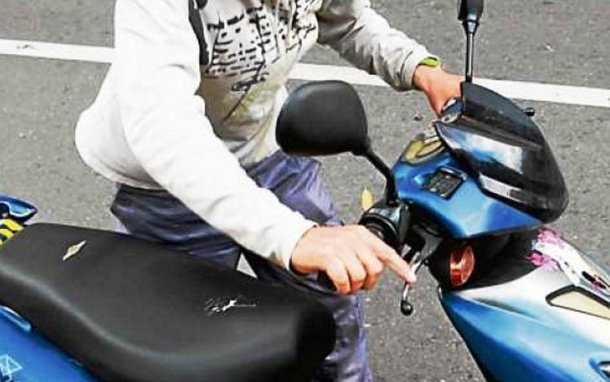 Le robaron la moto para hacer delivery y sus compañeros fueron a buscarla a una villa a donde la policía no se anima a entrar