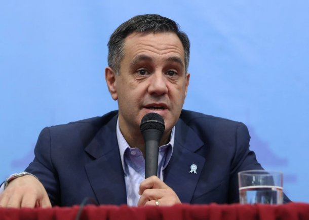 Alejandro Finocchiaro: "Algunos políticos peleamos por lo mismo que los padres que quieren las escuelas abiertas"